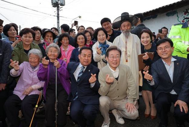 더불어민주당 이재명 대선 후보가 '골목골목 경청투어:국토종주편'에 나선 6일 전북 장수군 오옥마을을 찾아 주민 어르신들과 기념촬영을 하고 있다. 연합뉴스