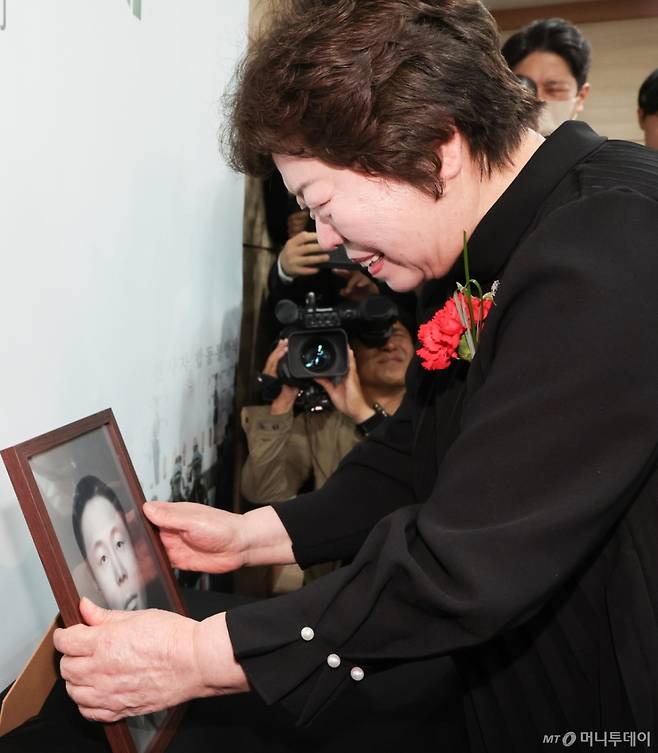 8일 서울 동작구 국방부유해발굴감식단에서 열린 6·25전사자 유해 얼굴복원 유가족 초청행사에서 고 송영환 일병의 딸인 송재숙씨(76)가 영정을 어루만지고 있다. 국방부 유해발굴감식단은 어버이날을 맞아 고인의 딸인 송씨를 국유단으로 초청, 유해를 바탕으로 완성한 2D 표준 영정과 감사패를 전달했다. 송씨는 본인이 3살 때 세상을 떠난 아버지를 찾기 위해 2020년 직접 국유단을 방문, 유전자 시료를 제공했다. / 사진=뉴스1