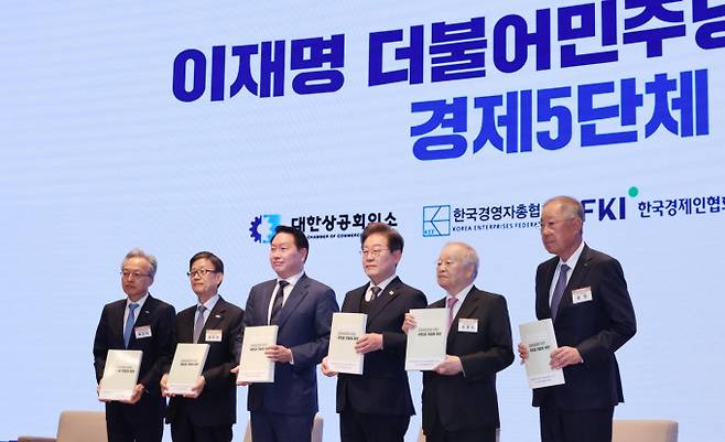 경제단체장들은 이 후보에게 불안정한 국제 정세 속에서 산업계를 위한 정부와 국회의 적극적인 지원을 요청했다. 사진은 이재명(왼쪽 네 번째) 더불어민주당 대선후보가 8일 서울 중구 대한상공회의소에서 열린 대선후보 초청 경제5단체 간담회에서 경제5단체장 들에게 정책 제언집을 전달 받은 후 기념촬영을 하고 있다. 왼쪽부터 최진식 한국중견기업연합회장, 윤진식 한국무역협회장, 최태원 대한상공회의소 회장, 이 후보, 손경식 한국경영자총협회장, 류진 한국경제인협회장. /사진=국회사진기자단