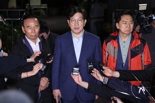 권성동(가운데) 국민의힘 원내대표와 김기현·박덕흠 의원이 6일 후보 단일화 압박에 반발하며 후보 일정을 중단하고 상경한 김문수 대선 후보를 만나기 위해 서울 관악구 김 후보의 자택 앞에서 기다리다 김 후보가 오지 않자 자리를 떠나며 입장을 밝히고 있다. 연합뉴스