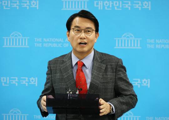 윤상현 국민의힘 의원이 23일 국회 소통관에서 한덕수 국무총리 탄핵심판 선고와 관련한 기자회견을 마친 뒤 취재진의 질문에 답변하고 있다. 연합뉴스