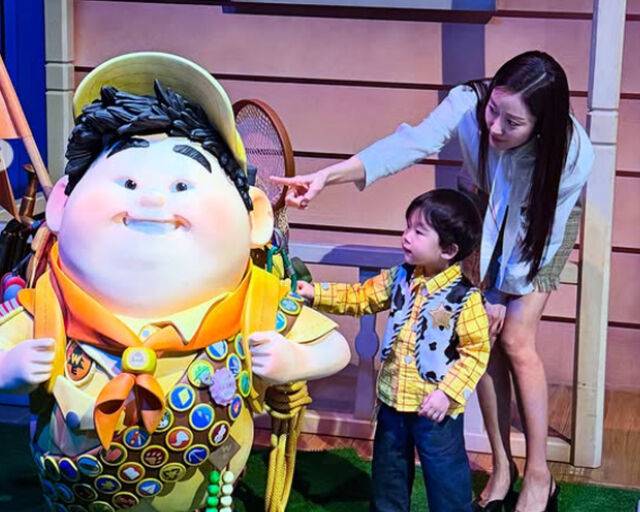 전혜빈은 '픽사' 전시회를 아들과 구경했다. / 전혜빈 소셜미디어 캡처