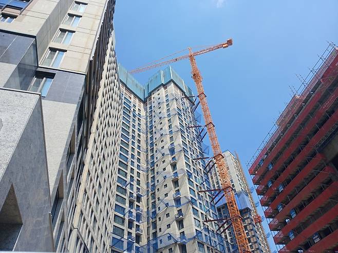 서울 송파구 신천동에서 잠실르엘(미성·크로바 재건축) 아파트가 지어지고 있다.김희량 기자