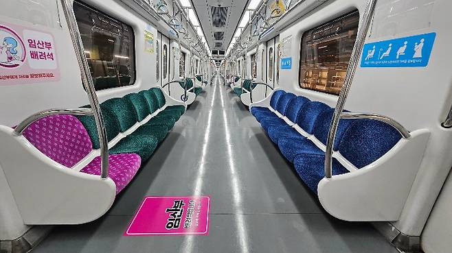 광주교통공사는 최근 쾌적한 도시철도 이용 환경 조성 및 교통약자 편익 증진을 위한 전동차 의자 교체 작업을 완료했다고 8일 밝혔다. 광주교통공사 제공