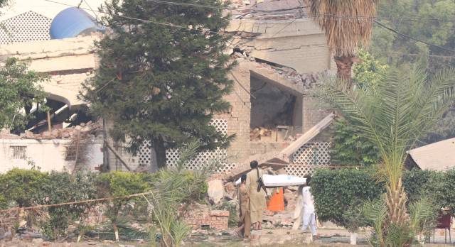 ▲7일(현지시간) 파키스탄 펀자브주 무리드케 인도 미사일 공격 현장에서 주민들이 희생자 주검을 옮기고 있다. ⓒEPA=연합뉴스