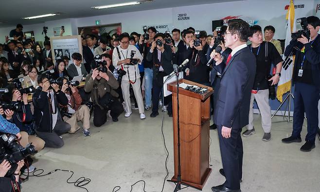국민의힘 김문수 대선 후보가 8일 서울 여의도 대하빌딩 선거 캠프 사무실에서 긴급 기자회견을 열고 후보 단일화에 관한 입장을 밝히고 있다. 연합뉴스