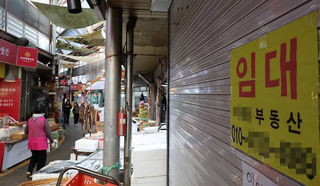 한 전통시장의 상가에 ‘임대’를 구하는 문구가 붙어있다. 기사의 특정 내용과 관련 없음. 연합뉴스