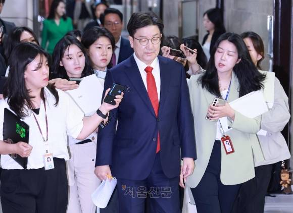 권성동 국민의힘 원내대표가 8일 국회에서 열린 비상대책위원회의에 참석하고 있다. 2025.5.8 홍윤기 기자