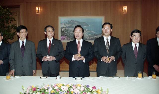 민자당 총재인 김영삼 대통령이 지난 1994년 3월 청와대에서 김문수(왼쪽 첫번째) 당시 경기 부천 소사 지구당위원장 등 10개 신임 지구당위원장들을 접견하고 있다. 연합뉴스