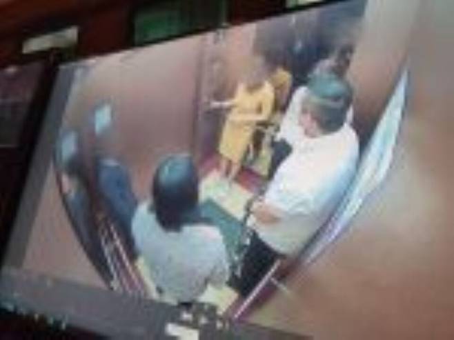 지난 2023년 5월 세계평화통일가정연합(舊 통일교, 이하 가정연합) 세계본부장을 지낸 윤아무개씨 지시로 세계본부 및 임의단체와 관련한 자료 일부를 파기하는 모습 ⓒ시사저널 