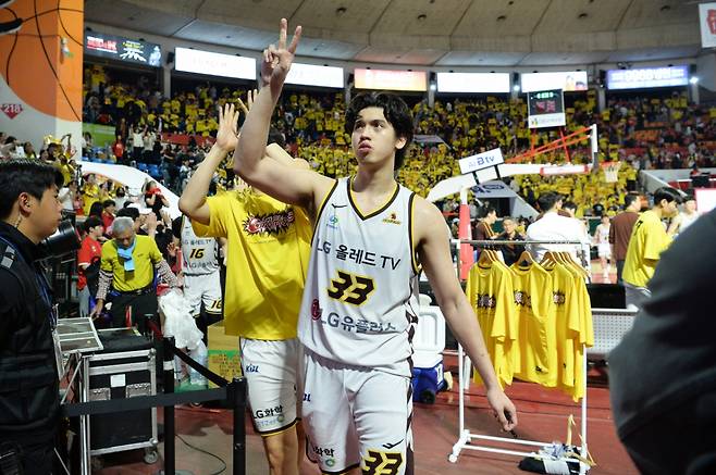 캍 타마요가 지난 7일 서울 잠실학생체육관에서 열린 '2024~2025시즌 KCC 프로농구 챔피언결정전' 2차전 승리 후 원정 온 팬들에게 인사하고 있다. /사진=KBL 제공