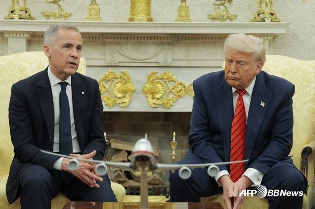 마크 카니(왼쪽) 캐나다 총리와 도널드 트럼프 미국 대통령이 6일(현지시간) 백악관에서 정상회담을 하고 있다. /AFPBBNews=뉴스1