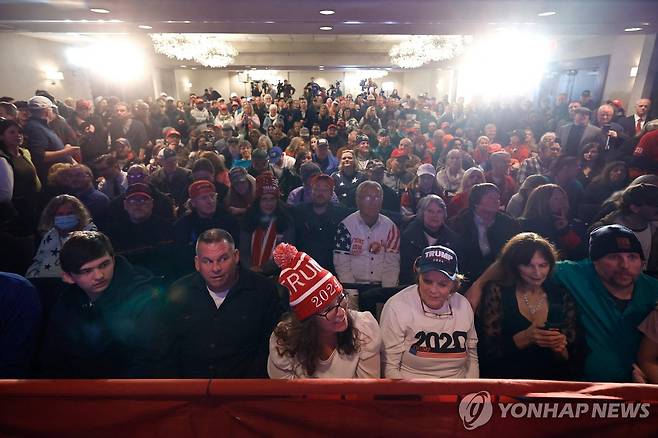 트럼프의 뉴햄프셔주 유세장 가득 메운 청중들 (포츠머스 AFP=연합뉴스) 2024년 1월 17일(현지시간) 미국 뉴햄프셔주 포츠머스의 호텔에서 열린 도널드 트럼프 전 미국 대통령의 대선 유세장이 지지자들로 가득 찼다. 지난 15일 공화당 경선 첫 레이스인 아이오와 코커스에서 승리한 트럼프는 오는 23일 열릴 뉴햄프셔 프라이머리를 앞둔 여론조사에서도 압도적 지지율을 보이고 있다. 2024.01.18 kjw@yna.co.kr