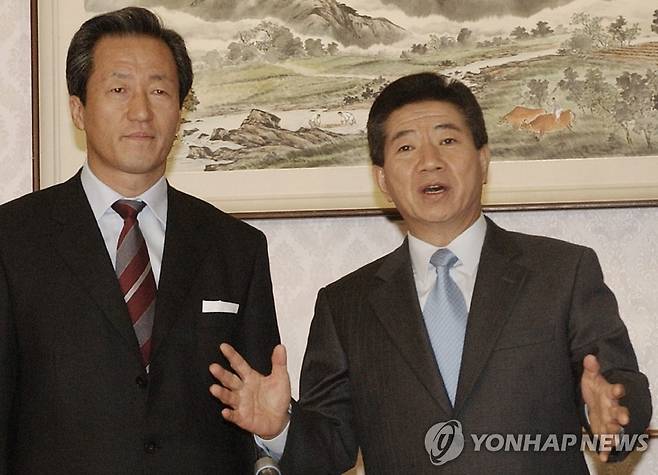 우리는 승리합니다 민주당 노무현후보와 국민통합21 정몽준의원이 단일화 첫날인 2002년 11월 25일 오전 국회 귀빈식당에서 만나 대선승리를 밝히고 있다./박창기/정치/ 2002.11.25 (서울=연합뉴스) changki@yna.co.kr <저작권자 ⓒ 2002 연합뉴스. 무단전재-재배포 금지>