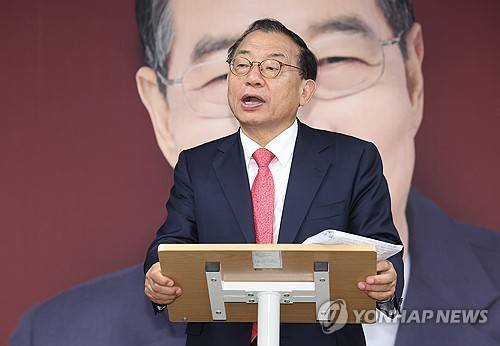 취재진 질문에 답하는 이정현 대변인 (서울=연합뉴스) 김성민 기자 = 무소속 한덕수 대통령선거 예비후보 캠프 이정현 대변인이 7일 서울 영등포구 한 후보 캠프 사무실에서 한 후보의 기자회견이 끝난 뒤 취재진 질문에 답하고 있다. 2025.5.7
ksm7976@yna.co.kr
(끝)