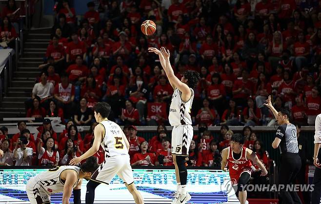 타마요 ‘또 3점’ (서울=연합뉴스) 윤동진 기자 = 5일 잠실학생체육관에서 열린 2024-2025 KBL 챔피언결정전 창원 LG 대 서울 SK 경기. LG 타마요가 3점슛을 성공시키고 있다. 2025.5.5 mon@yna.co.kr