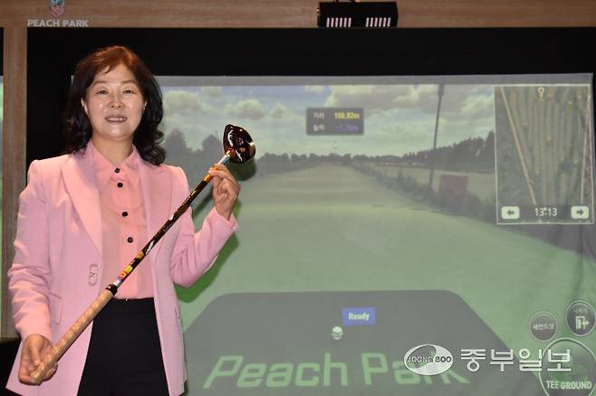 황옥분 피치파크게임즈 대표가 중부일보와 인터뷰를 진행하고 프로필 촬영을 진행하고 있다. 이성관 기자