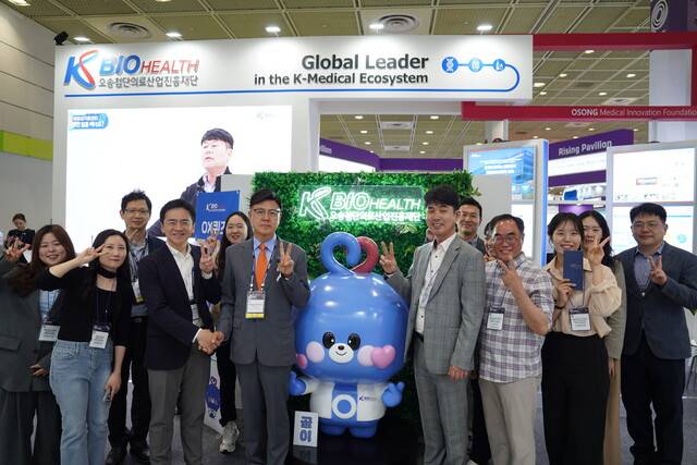 ▲ KBIOHealth 부스 앞에서 이명수 이사장과 직원들이 기념촬영을 하고 있다./KBIOHealth 제공