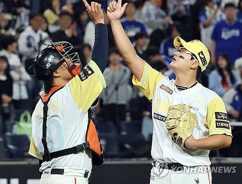 7일 대전 한화생명볼파크에서 열린 프로야구 2025 신한 SOL 뱅크 KBO리그 삼성 라이온즈와 한화 이글스의 경기. 9회 초 삼성 공격을 막아내고 10-6으로 승리를 확정 지은 뒤 한화 마무리 투수 김서현과 포수 이재원이 승리 세리머니를 하고 있다. 연합뉴스 제공