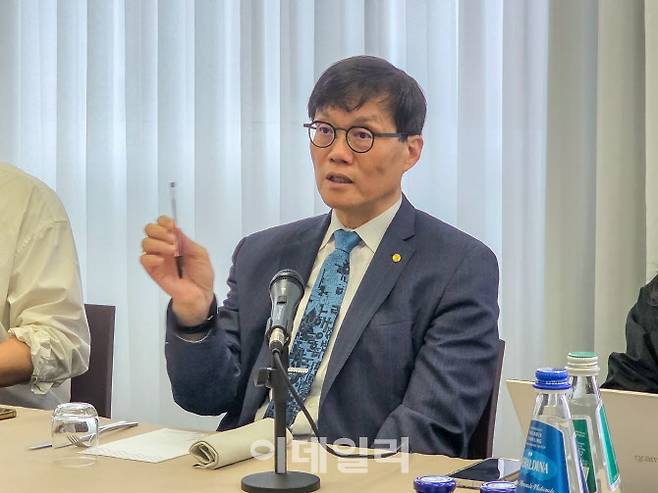 이창용 한은 총재가 이탈리아 밀라노의 한 호텔에서 열린 기자간담회에서 질문에 답하고 있다. (사진= 한국은행)