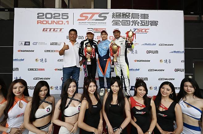 개막전 우승자 최정원 선수(사진 가운데). 사진=TCR 차이니즈