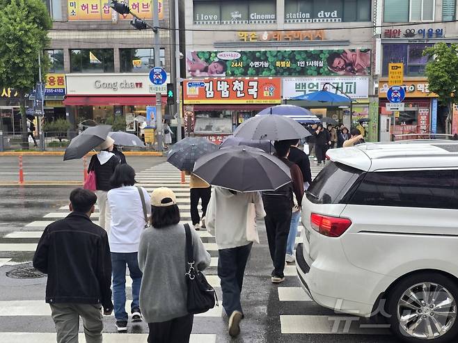 징검다리 연휴로 부처님 오신 날과 어린이날이 겹친 5일, 광주 광산구 광주송정역 인근에 비가 내리자 우산이 없는 시민들이 걸음을 재촉하고 있다. 2025.5.5/뉴스1 ⓒ News1 황덕현 기후환경전문기자