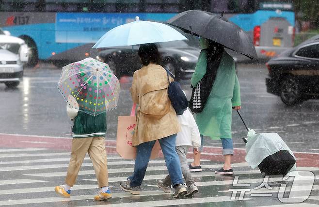 서울 중구 서울광장에서 우산을 쓴 시민들이 발걸음을 옮기고 있다. 2025.5.1/뉴스1 ⓒ News1 김진환 기자