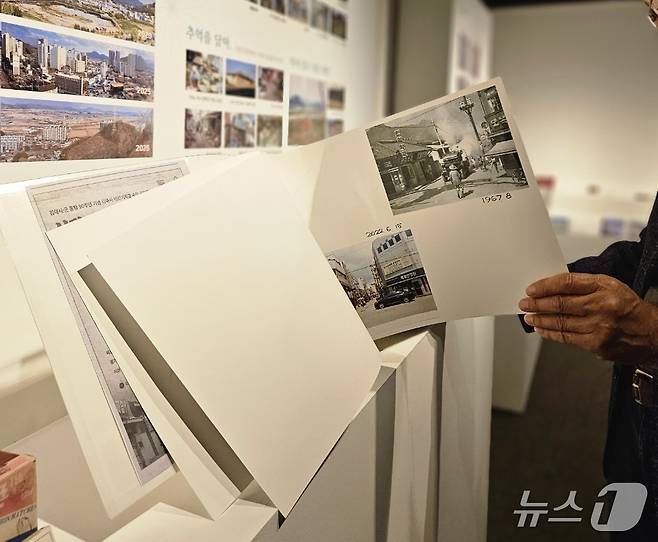 김해문화의전당 윤슬미술관 제2전시실에서 지난 7일부터 16일까지 열리는 '시민기록, 김해 그땐 그랬지' 전시 모습.(김해시 제공. 재판매 및 DB금지)