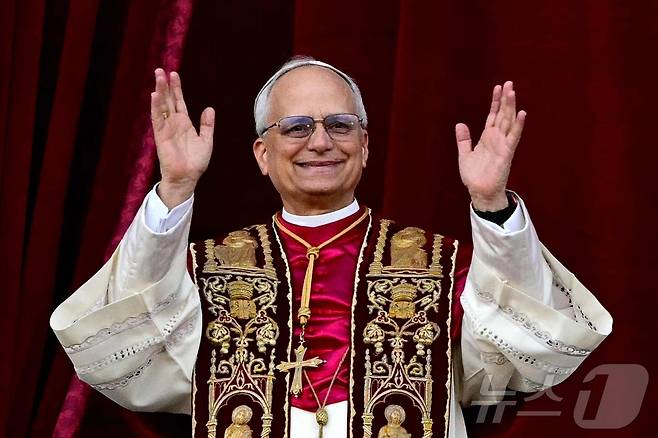 첫 미국인 출신으로 제267대 교황에 선출된 레오 14세 교황이 8일(현지시간) 바티칸의 성 베드로 대성당의 발코니에 나와 인사를 하고 있다. 2025.05.09 ⓒ AFP=뉴스1 ⓒ News1 우동명 기자