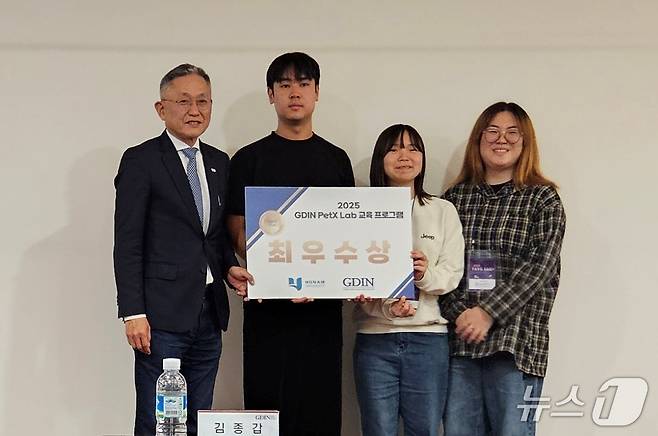 김정수·한은진·손서현 학생팀은 9일 AI 기반 맞춤형 반려동물 영양 솔루션 '얌핏'을 발표해 최우수상을 받았다. ⓒ 뉴스1