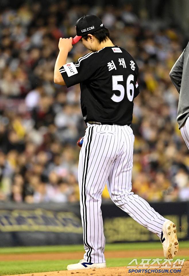 7일 잠실야구장에서 열린 LG와 두산의 경기, 5회말 LG 최채흥이 마운드를 내려가고 있다. 잠실=허상욱 기자wook@sportschosun.com/2025.05.07/