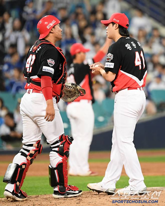 24일 대구 라이온즈파크에서 열린 삼성 라이온즈와 KIA 타이거즈의 경기. KIA 김태군이 마운드를 찾아 황동하를 격려하고 있다. 대구=박재만 기자 pjm@sportschosun.com/2025.04.24/