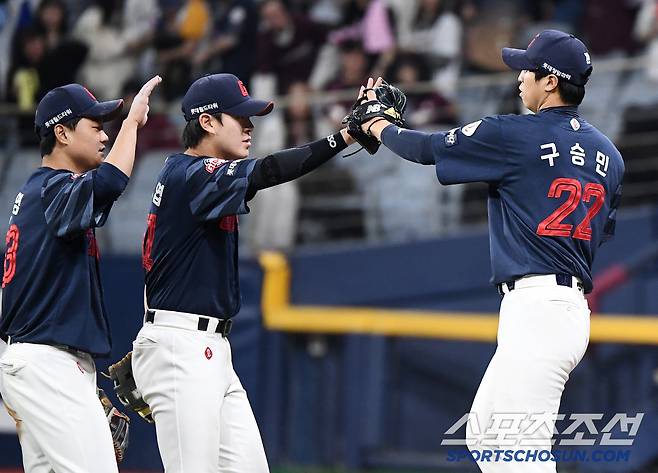 29일 서울 고척스카이돔에서 열린 롯데-키움전. 9대3으로 승리한 롯데 구승민이 나승엽과 하이파이브하고 있다. 고척=정재근 기자 cjg@sportschosun.com/2025.4.29/