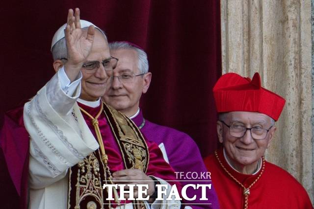 8일(현지시간) 미국의 레오 14세가 제267대 교황으로 선출된 직후 바티칸 성베드로 대성당 중앙 '강복의 발코니'에서 인사하고 있다. /AP.뉴시스