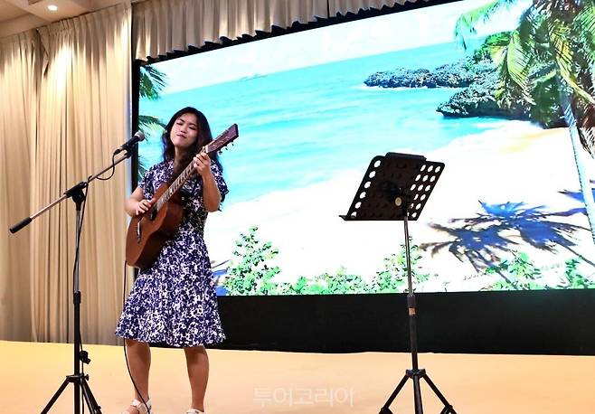 푸사모 홍보대사가 된 싱어송라이터 강예영이 9일 열린 '트래블페어인푸껫'에서 공연을 하고 있다.