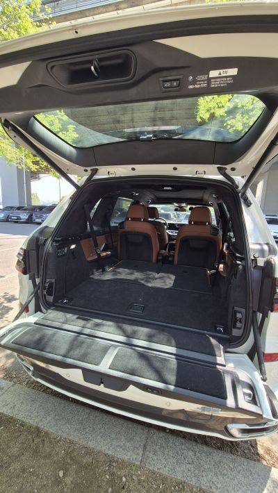 BMW X7 M60i xDrive 트렁크. 3열을 접으면 널찍한 공간이 마련되며, 테일게이트는 상하로 분리되며 열린다. 우수연 기자
