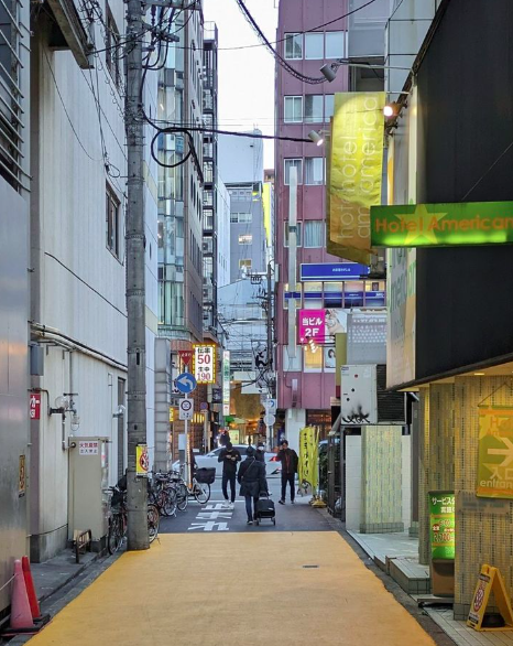 노란색으로 칠해진 오사카 홍등가. SCMP