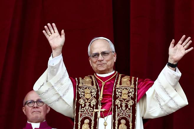 새 교황인 레오 14세가 8일(현지시각) 바티칸 성 베드로 성당 발코니에 모습을 드러내고 있다. /로이터·연합뉴스