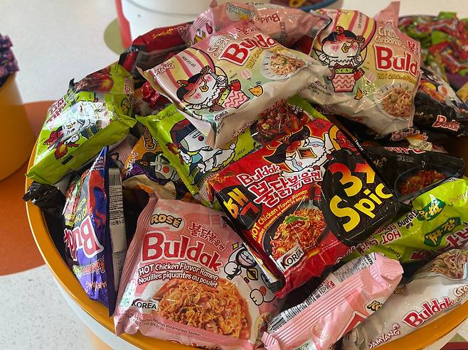 안탈리아 쇼핑몰에서 판매중인 불닭볶음면. 1봉지(100g)에 1만4000원에 판매되고 있다.