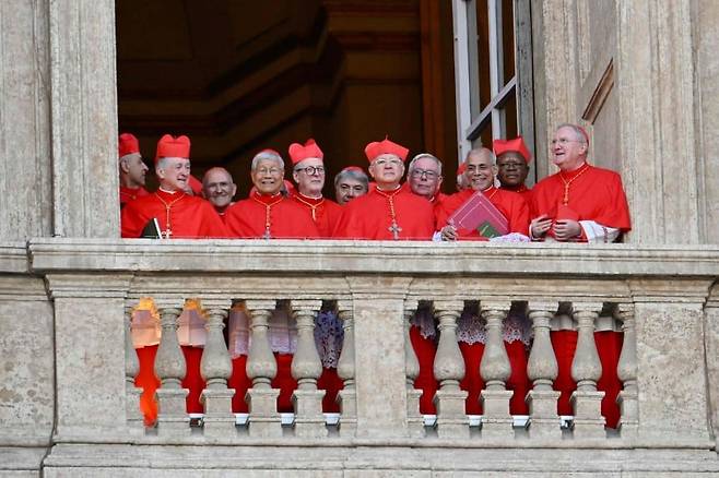 레오 14세가 새 교황으로 선출된 8일(현지 시각) 성 베드로 대성전 발코니에서 한국의 유흥식 추기경(앞줄 왼쪽 두 번째)을 비롯한 추기경들이 환한 미소를 짓고 있다. /AFP 연합뉴스