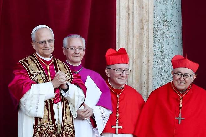 새로 선출된 교황 레오 14세가 8일(현지 시각) 바티칸 성 베드로 대성당 중앙 발코니에 모습을 드러내고 있다. /로이터 연합뉴스