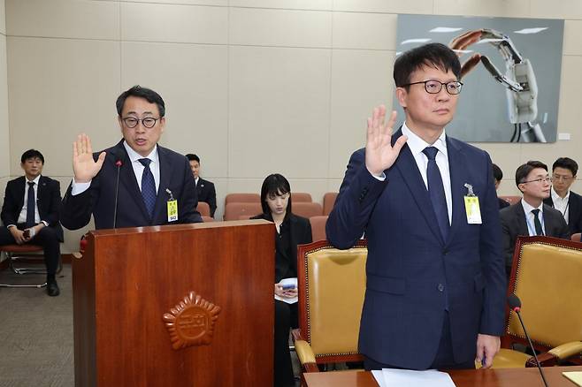 유영상 SK텔레콤 대표이사가 8일 오후 서울 여의도 국회 과학기술정보방송통신위원회에서 열린 SK텔레콤 해킹 관련 청문회에 출석해 증인 선서를 하고 있다. 2025.5.8/뉴스1