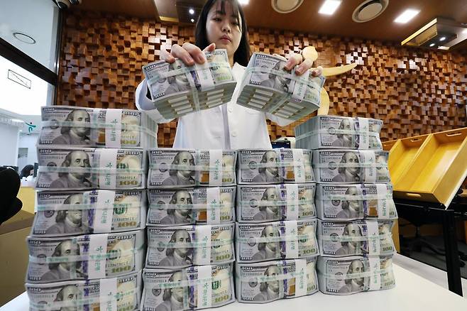 8일 서울 중구 하나은행 위변조대응센터에서 은행 관계자가 달러화를 정리하고 있다. 2025.5.8/뉴스1