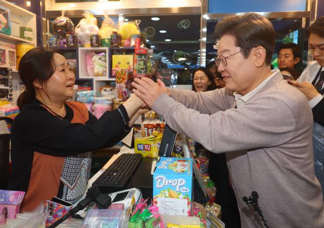 경주 골목골목 경청투어 나선 이재명 후보
(경주=연합뉴스) 김도훈 기자 = 더불어민주당 이재명 대선 후보가 제3차 골목골목 경청투어로 경북지역 방문에 나선 9일 경북 경주시의 한 문방구를 방문해 가게 상인과 이야기하고 있다. 2025.5.9
superdoo82@yna.co.kr
(끝)
<저작권자(c) 연합뉴스, 무단 전재-재배포, AI 학습 및 활용 금지>