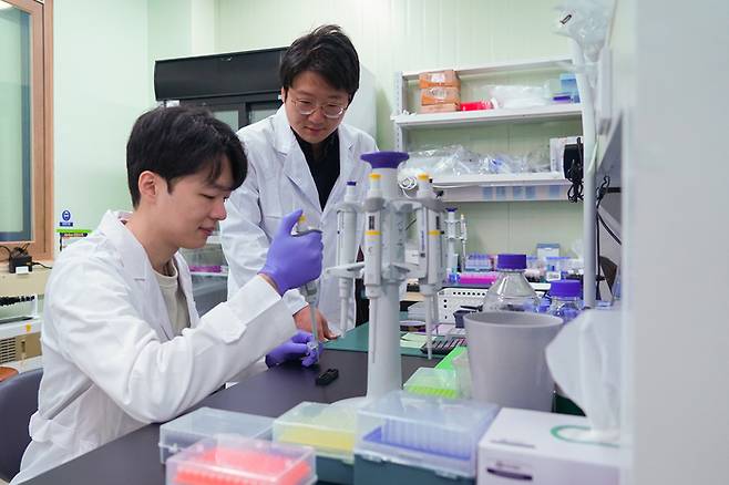 이보빈 GIST 고등광기술연구원 박사와 김기현 선임연구원(왼쪽부터).