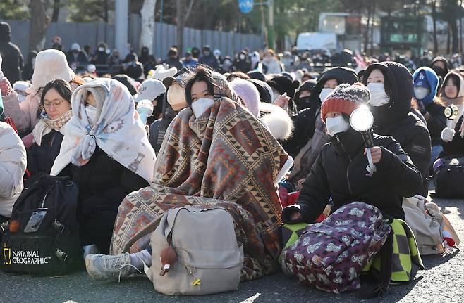 지난해 12월22일 ‘내란죄 피의자 윤석열 구속’을 촉구하며 트랙터를 몰고 상경하던 전국농민회총연맹 전봉준투쟁단을 경찰이 서울 남태령고개에서 막아서자 밤새 현장을 지킨 청년 여성들과 시민들이 경찰에 항의하며 철수를 요구하고 있다. 김혜윤 기자 unique@hani.co.kr