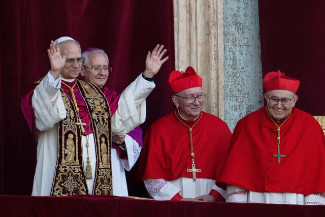 신임 교황 레오 14세(왼쪽)가 8일(현지시각) 바티칸 성 베드로 대성당 발코니에서 군중을 향해 손을 흔들고 있다. 바티칸/AP 연합뉴스