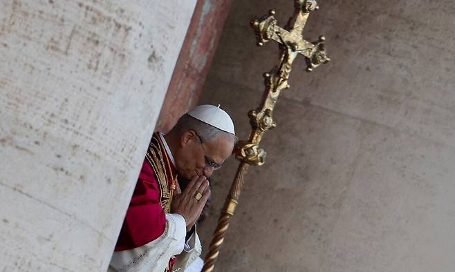 267대 교황으로 선출된 레오 14세가 5월 8일(현지시각) 바티칸 성베드로성당 발코니에 모습을 드러냈다. 로이터 연합뉴스