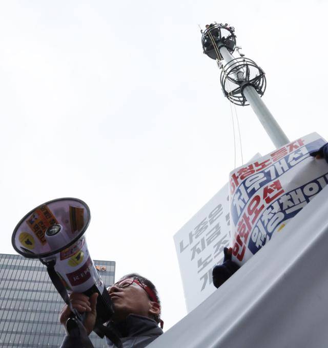 지난 3월 18일 '노조법 2·3조 개정 운동본부' 소속회원들이 서울 중구 한화그룹 본사 앞에서 기자회견을 하고 있다. 김형수 금속노조 경남지부 거제통영고성 조선하청지회장은 상여금 지급 및 협력사 상용직 고용 확대 등을 한화오션 측에 요구하며 한화 그룹 본사 앞 철탑에 올라 고공농성을 이어오고 있다. 연합뉴스