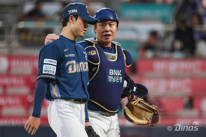 목지훈(왼쪽)과 포수 박세혁. 구단 제공